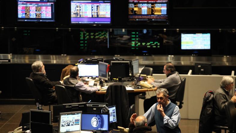 货币贬值、狂发福利,这个大国在一夜崩盘